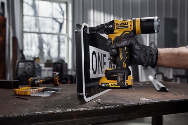 Dewalt DCF403NT Akku-Nietpistole<br>