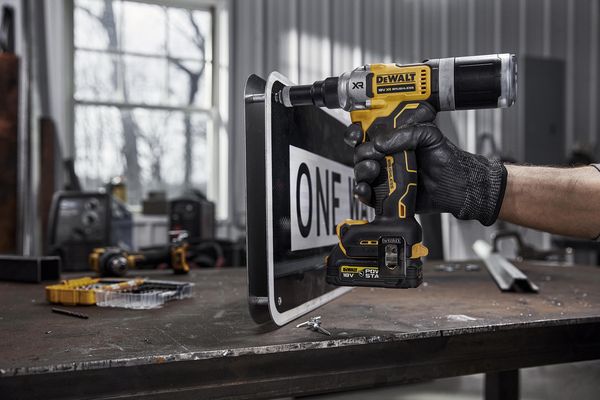Dewalt DCF414NT Akku-Nietpistole<br>