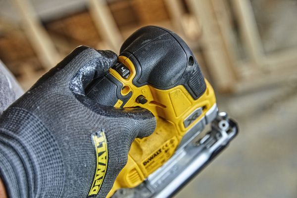 Dewalt DCS334NT Akku-Pendelhub-Stichsäge<br>