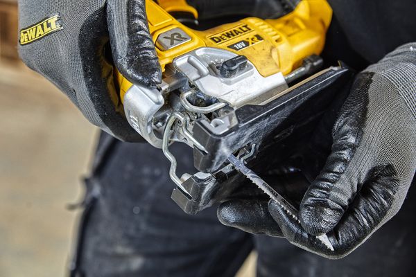 Dewalt DCS334NT Akku-Pendelhub-Stichsäge<br>