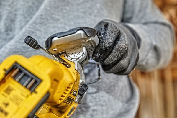 Dewalt DCS334NT Akku-Pendelhub-Stichsäge<br>