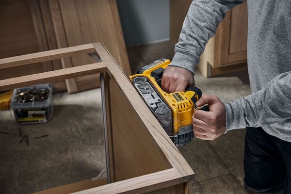 Dewalt DCW220NT Akku-Bandschleifer<br>