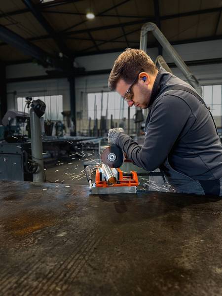 FEIN Magnetschraubstock mit Backenbreite von 100 mm VersaMAG Schraubstock Set inklusive Schutzbacken aus Aluminium<br>