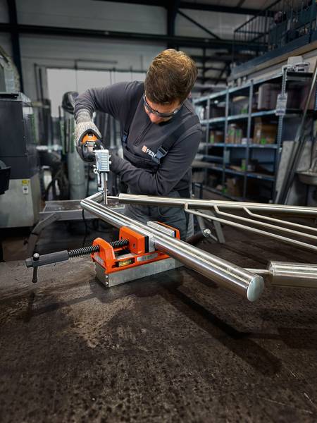 FEIN Magnetschraubstock mit Backenbreite von 100 mm VersaMAG Schraubstock Set inklusive Schutzbacken aus Aluminium<br>