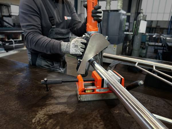 FEIN Magnetschraubstock mit Backenbreite von 100 mm VersaMAG Schraubstock Set inklusive Schutzbacken aus Aluminium<br>