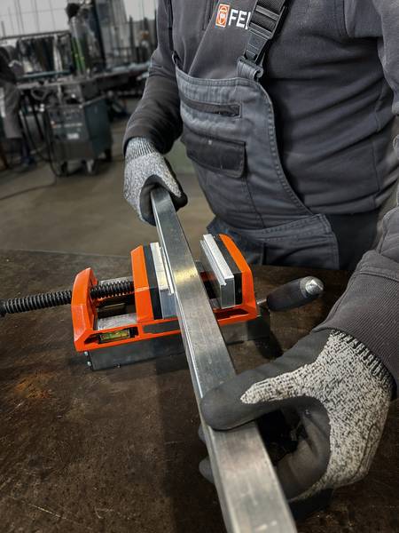FEIN Magnetschraubstock mit Backenbreite von 100 mm VersaMAG Schraubstock Set inklusive Schutzbacken aus Aluminium<br>