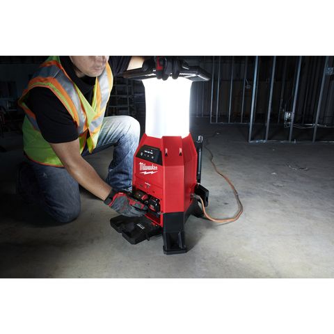 Milwaukee M18ONESLDP-0 Akku-Strahler<br>