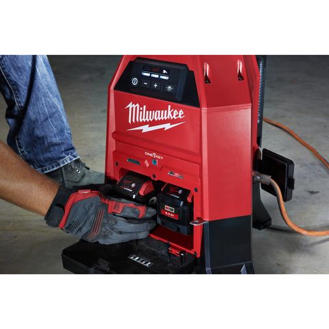 Milwaukee M18ONESLDP-0 Akku-Strahler<br>