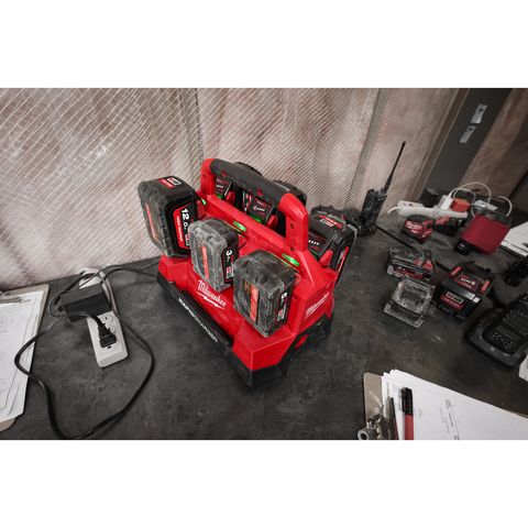 Milwaukee M18PC6 PACKOUT 6-fach Ladegerät<br>