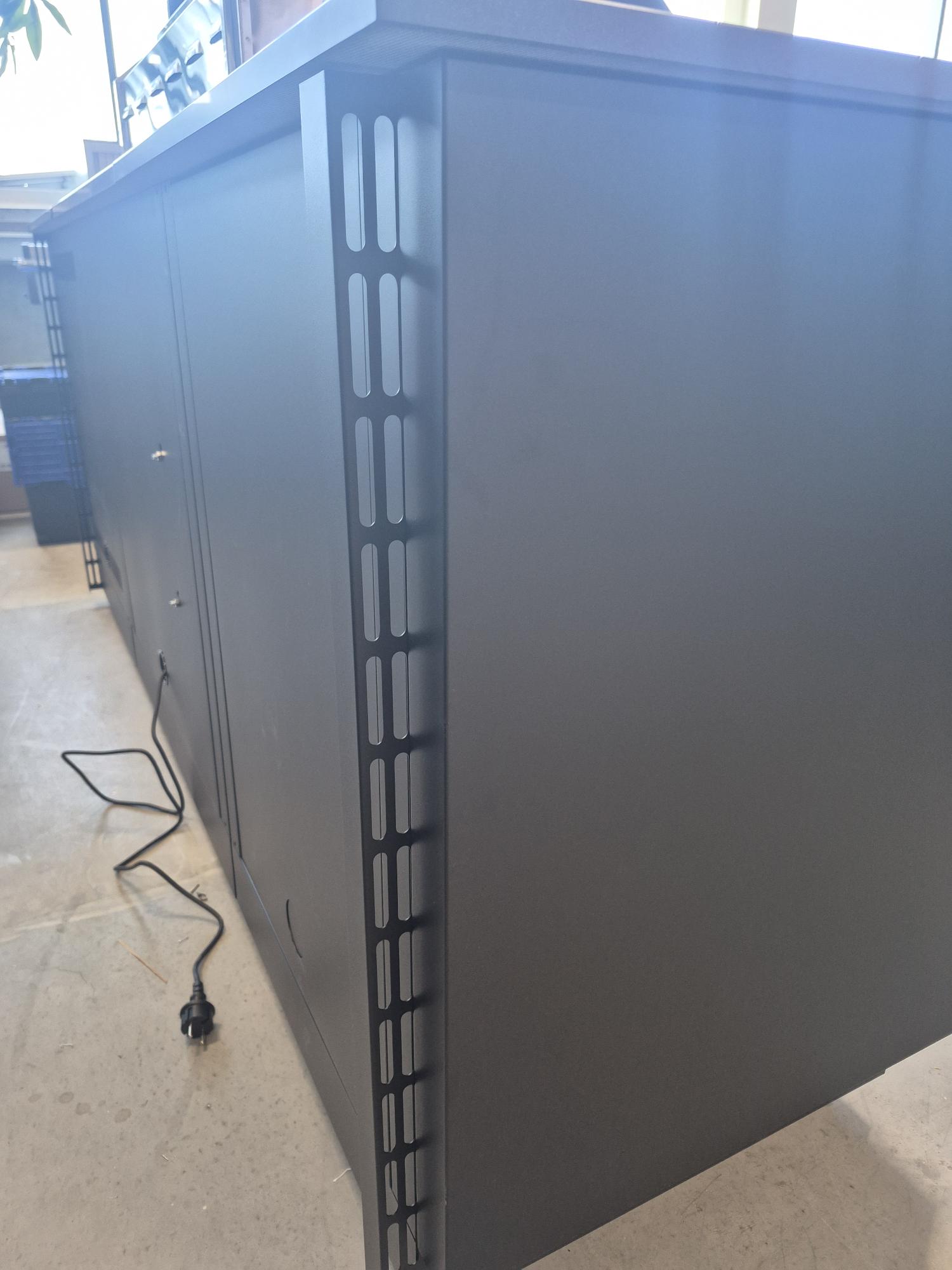 Oasis Compact 105, Mattschwarz, mit BIG32-1 und Einbau SIZZLE ZONE&trade;