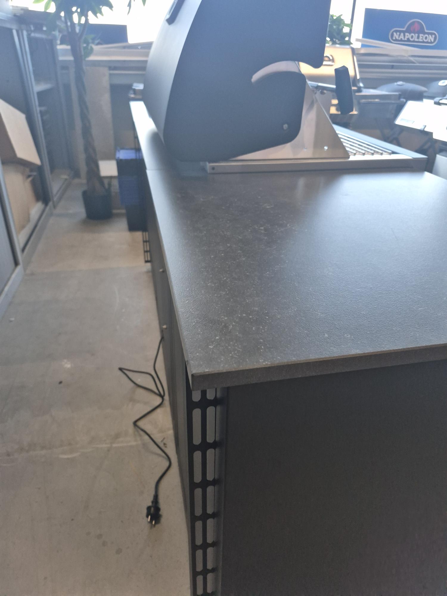 Oasis Compact 105, Mattschwarz, mit BIG32-1 und Einbau SIZZLE ZONE&trade;