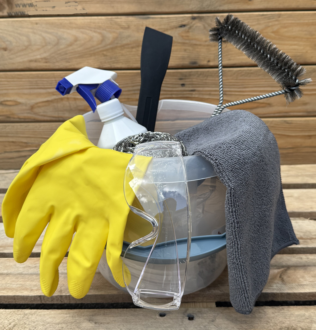 Grill-Reinigungs-Eimer BBQlean mit Bürste, Schutzbrille, Reinigungsspray, Spachtel, Schwamm, Tuch