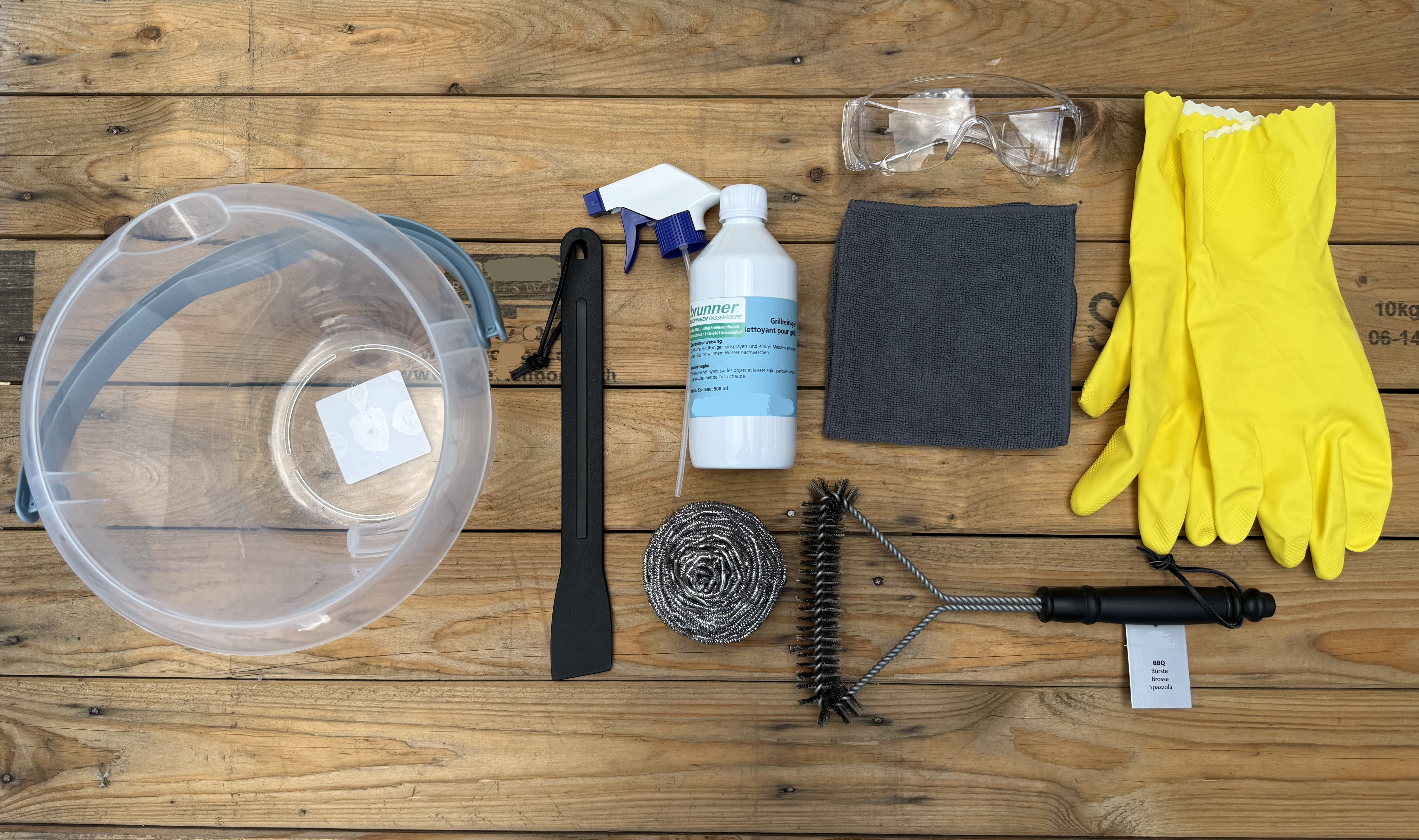 Grill-Reinigungs-Eimer BBQlean mit Bürste, Schutzbrille, Reinigungsspray, Spachtel, Schwamm, Tuch