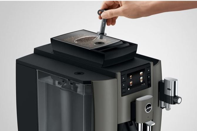 Jura Kaffeevollautomat W8 Dark Inox (SA) 15552 inklusive Starterpaket Zemp AG*