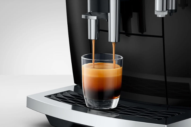 Jura Kaffeevollautomat E8 Piano Black (SD) 15746 inklusive Starterpaket Zemp AG*