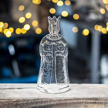 Kaspar gross Hergiswil<br> Figur, Grösse: Kaspar (links, mit Krone / von vorne) 105 x 230 mm